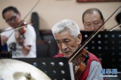 澳门金沙代理网站邯郸市复兴区的社区居民在排练交响乐